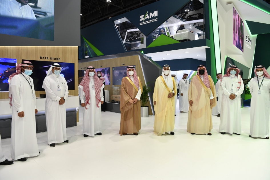وزيرا الداخلية والخارجية لدولة الإمارات يزوران جناح الشركة السعودية للصناعات العسكرية 